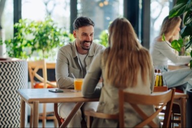 SRPKINJA DOŽIVELA NOĆNU MORU NA SASTANKU Odbila jednu stvar od momka, usledila gomila uvreda i pretnji!