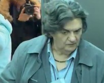 UMESTO ZORICE PORED KEMIŠA ŠETA ONA Harmonikaš vidno bled i utučen, a ova dama se ne odvaja od njega (VIDEO)