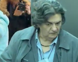 UMESTO ZORICE PORED KEMIŠA ŠETA ONA Harmonikaš vidno bled i utučen, a ova dama se ne odvaja od njega (VIDEO)