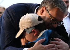 BLOKADERI OGREZLI U MRŽNJI, EVO ŠTA MISLE O MALOM ANDRIJI: Ismevali dečakove suze radosnice, imitirali prskanje suzavca u oči: "Znaš kako je ovo snimano, Vučić mu rekao..."