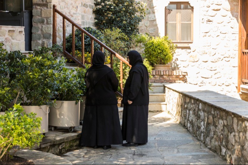 LAŽNE MONAHINJE U RUMUNIJI VARAJU LJUDE Naplaćaju molitve i proricanje sudbine preko društvenih mreža - manastir je morao da reaguje