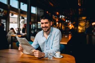 VIC DANA Mujo sedi u kafiću i čita novine...