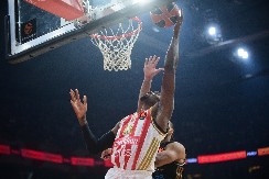 ZVEZDA U PROBLEMU Navala na potpis Ebuke Izundua