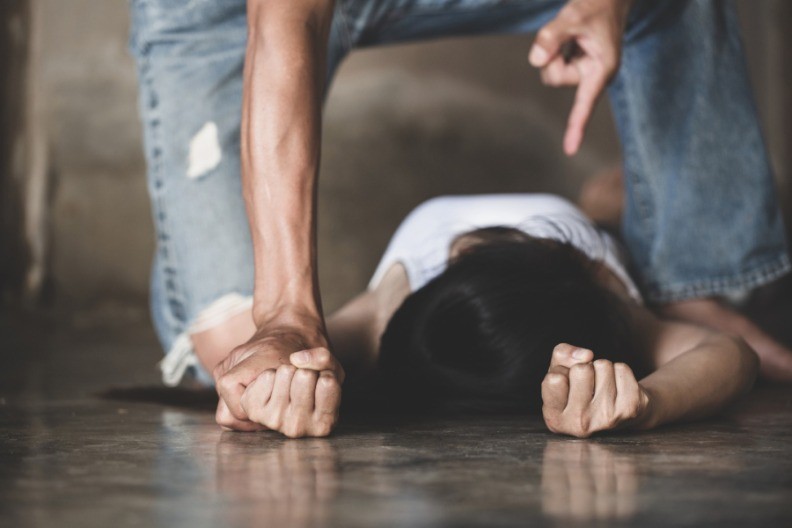 DEVOJČICU TUKLE VRŠNJAKINJE PRED 15 DECE, NIKO NIJE PRIŠAO Jeziv snimak nasilja šokirao Srbiju