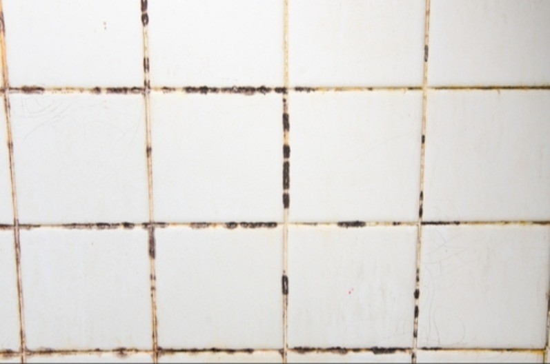 Ma kakav izbeljivač, on će upropastiti i pločice i materijal: Kako da izbelize fugne, budu čiste kao suza?