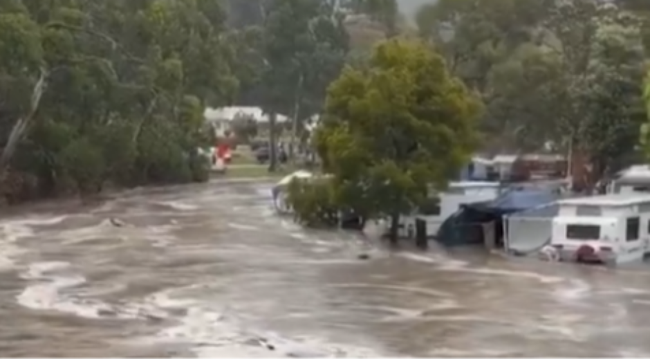 STRAVIČNE POPLAVE I JAKI VETROVI PARALISALI DRŽAVU! Hitna evakuacija zbog tropskog ciklona u Australiji 