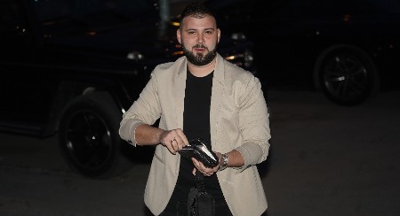 MARKO GAČIĆ UHVAĆEN U GRADU Evo ko mu pravi društvo, pevač nije bio ni svestan kamera! (FOTO)