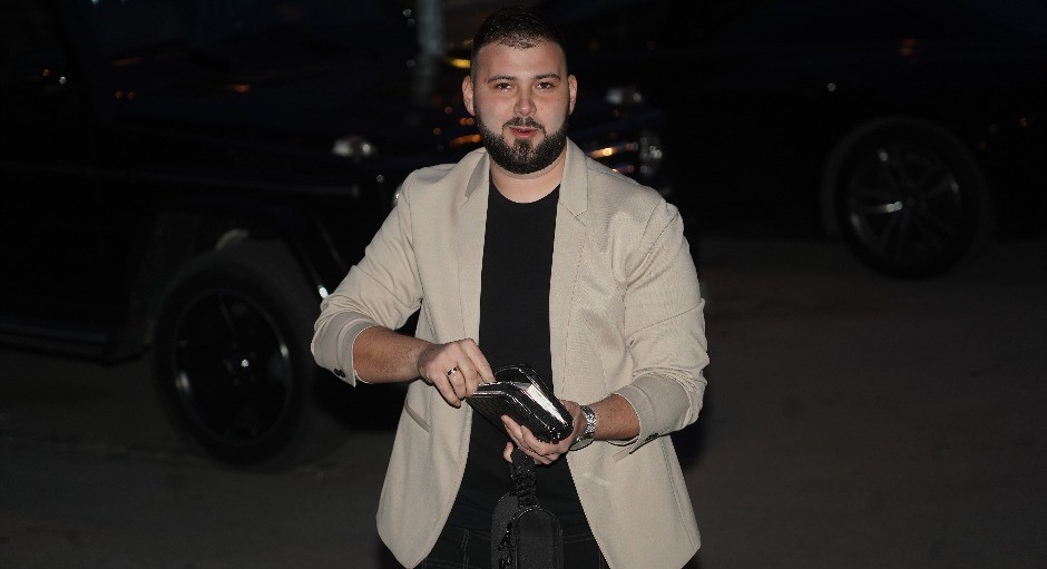 MARKO GAČIĆ UHVAĆEN U GRADU Evo ko mu pravi društvo, pevač nije bio ni svestan kamera! (FOTO)