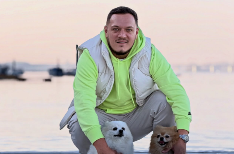 GASTOZ SE NE ZAUSTAVLJA SA DEVOJKAMA Zanosna plavuša mu boravi u stanu! (FOTO)