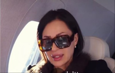 NIGDE NE IDE BEZ OVOGA! Ceca otvorila torbu i pokazala sve – od dva telefona do parfema od 39.000 dinara