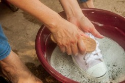 JEDAN SASTOJAK IZ KUHINJE BRIŠE SVU PRLJAVŠTINU Evo kako da vam patike budu KAO NOVE bez pranja u mašini 