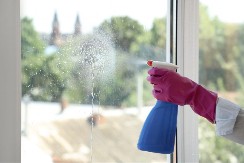 NEĆETE POTROŠITI NI DINAR, A STAKLO ĆE BLISTATI BEZ KRPE I HEMIJE Ovaj trik za brzo pranje PROZORA će vam promeniti život - ne vidi se NI JEDNA mrlja