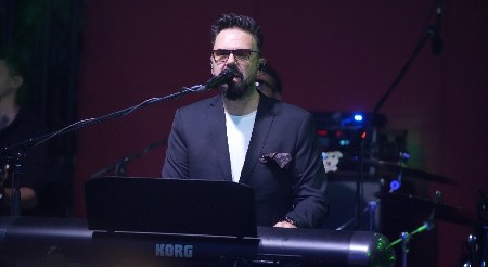 PEVAČ LEŽI NA MILIONIMA ZBOG PRIVATNOG BIZNISA Ima dve firme, radnike plaća 1.200 evra!