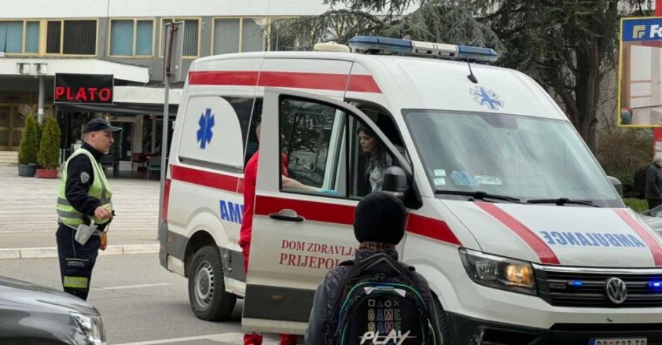 ŽESTOK SUDAR U CENTRU PRIJEPOLJA Učestvovali motocikl i automobil, prvi snimci sa lica mesta (FOTO)