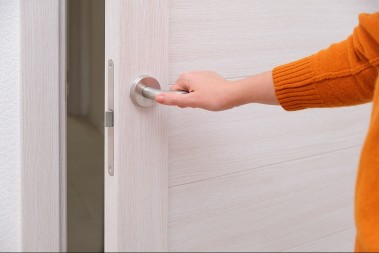 USELILI SE U NOV STAN, PA ZINULI OD ČUDA KAD SU UGLEDALI KUPATILO "Čemu ovo uopšte služi?"