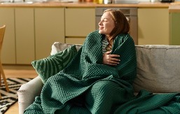 Ćebe će biti meko kao paperje: Sipajte ovo u veš mašinu umesto omekšivača