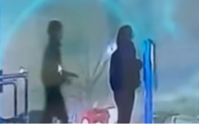 OTKRIVENO KO JE IZBO NOŽEM MAJKU TROJE DECE Njegova porodica ga prepoznala na snimku i prijavila, a komšinica otkrila jedan detalj o njemu