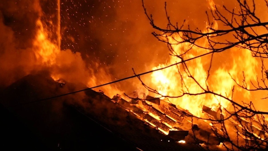 OGROMAN POŽAR U ČAČKU Vatra guta sve pred sobom (FOTO)