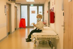 ČETVOROGODIŠNJAK JE SEDEO SAM U BOLNICI ČEKAJUĆI OPERACIJU SRCA Doktorka nije verovala kad ga je videla - uradila je nešto što je sve rasplakalo