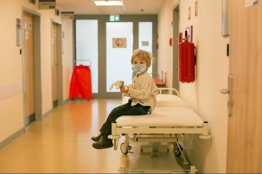 ČETVOROGODIŠNJAK JE SEDEO SAM U BOLNICI ČEKAJUĆI OPERACIJU SRCA Doktorka nije verovala kad ga je videla - uradila je nešto što je sve rasplakalo