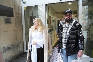 NIKOLINA KOVAČ IZAŠLA IZ PORODILIŠTA Pevačica izgleda nestvarno (FOTO)