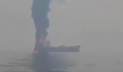 POGOĐEN TANKER KOD OMANA: Eksplozija, pa požar, ima mrtvih