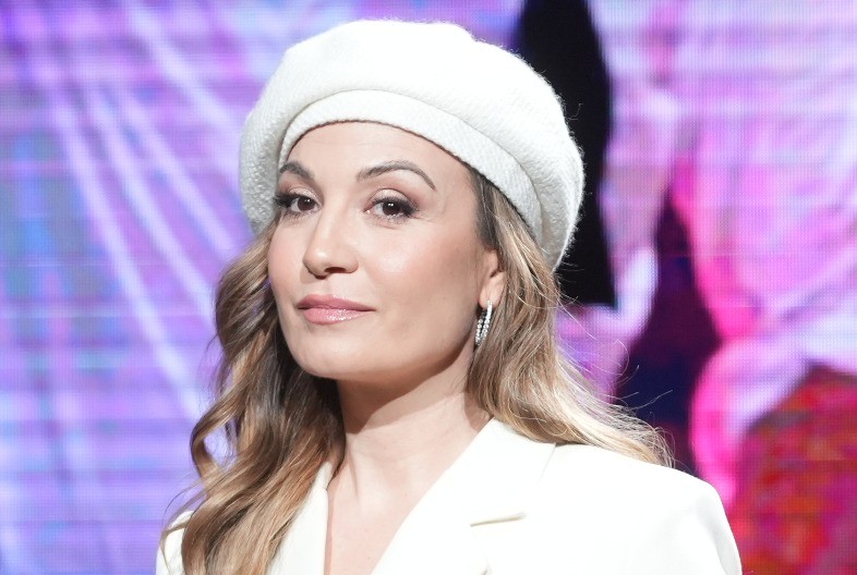 JELENA TOMAŠEVIĆ STIGLA U BEOGRAD NAKON ŠTO JOJ JE NAGLO POZLILO U BARU Pevačica viđena u ovakvom stanju