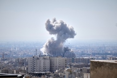 PACIJENTE IZNOSILI IZ BOLNICE DOK TREŠTE EKSPLOZIJE: Evakuisana bolnica u Teheranu 