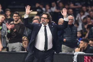 BOMBA Andrea Trinkijeri preuzima crno-bele?