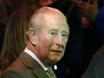 Čim je frka, svi se prave ludi, tako to oni: Zašto se kralj Čarls ponaša prema svom bratu ovako?