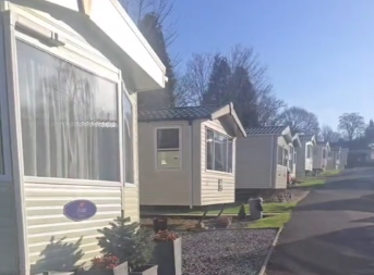 PROMENILA ŽIVOT IZ KORENA Devojka prodala skupi stan i kupila malu kuću, pa sad uživa u bazenu i sauni (VIDEO)