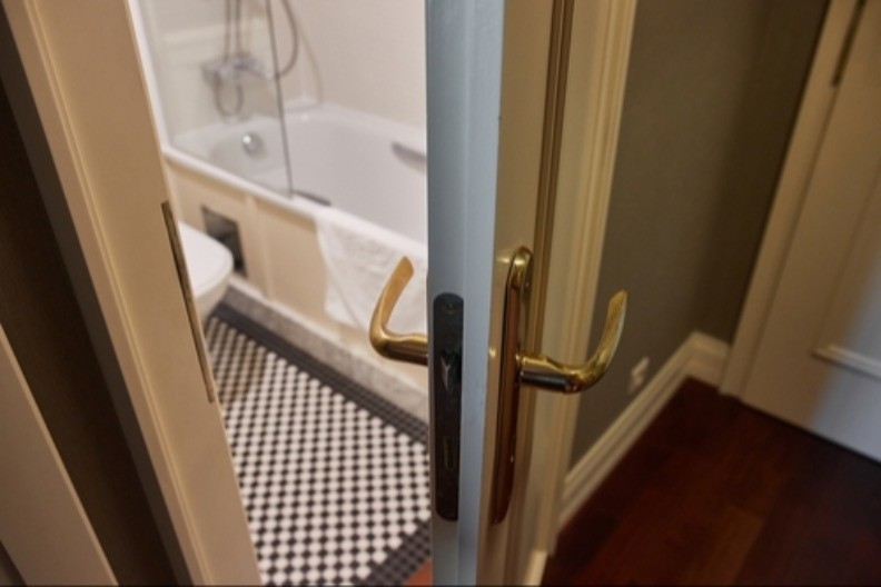 OVO MOŽE UNIŠTITI VAŠ DOM! Stručnjaci upozoravaju: Otvorena vrata kupatila tokom noći donose LOŠU energiju