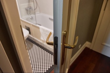 OVO MOŽE UNIŠTITI VAŠ DOM! Stručnjaci upozoravaju: Otvorena vrata kupatila tokom noći donose LOŠU energiju