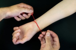 ZAŠTITA ILI OPASNOST? Istina o crvenom koncu šokira – evo ko NE SME da ga nosi!