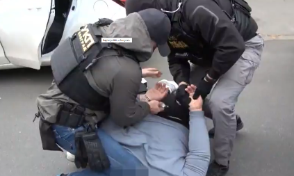 POGLEDAJTE MUNJEVITU AKCIJU HAPŠENJA Dolijao osumnjičeni za bacanje bombe na lokal u Zemunu (VIDEO)