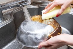 Lako i bez nepotrebnih troškova: Stavite 2 kašike sirćeta na aluminijumsku foliju i i očistite zagorelo posuđe za par minuta