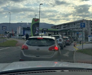 KRIZA! GLEDAJTE REDOVE U SLOVENIJI: Goriva više nema nego što ga ima, ogromne gužve na pumpama