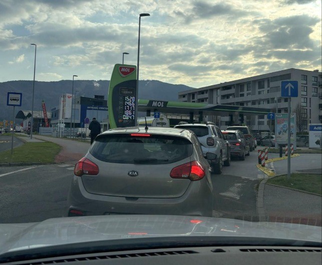 KRIZA! GLEDAJTE REDOVE U SLOVENIJI: Goriva više nema nego što ga ima, ogromne gužve na pumpama