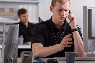 VIC DANA U policijskoj stanici zazvoni telefon...