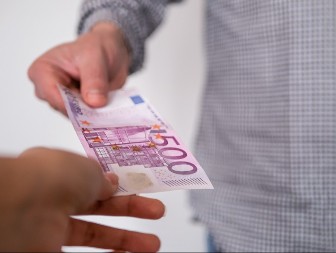 PLAĆAO LAŽNIM NOVČANICAMA OD 500 EVRA! Mesecima koristio falsifikovan novac, određeno zadržavanje