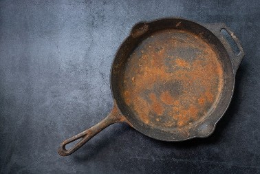 SLUŠAJTE EKSPERTE Prljavština će skliznuti sa tiganja kada ga očisite ovako, ne gledajte u hemiju, druga stvar je bolja