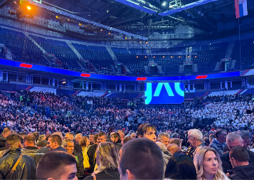NAJJAČI TRANSPARENT U ARENI! Građani poslali jasnu poruku blokaderima: Samo smo vas gledali