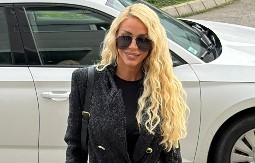 KABRIOLET U METALIK BOJI Voditeljka Pinka pokazala novu mašinu, od cene će vam se zavrteti u glavi! (FOTO)