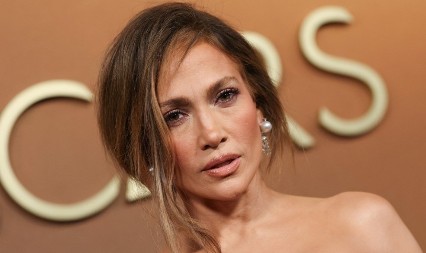 "Kad se već namontirala, mogla je nokte da iseče": Džej Lo izvređali zbog stopala!