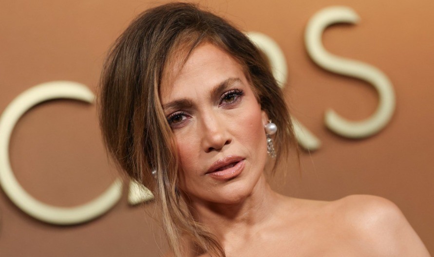 "Kad se već namontirala, mogla je nokte da iseče": Džej Lo izvređali zbog stopala!