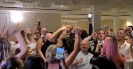 NAŠ PEVAČ ODBIO DA PEVA ZA 100.000 EVRA! Njegov kolega u šoku: "Koja budala, nekad je pevao za 50 maraka"