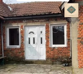 ZARAĐUJE OGROMNE PARE, A KUPILA NAPUŠTENU KUĆU NA SELU Naša pevačica pazarila ovu nekretninu (FOTO)  