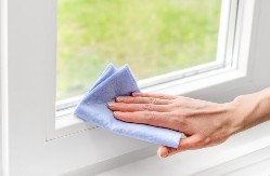 Anina PVC stolarija sija kao nova! Ovim trikom skine fleke za 5 minuta!