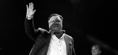 "NEMOGUĆE JE SLUŠATI PESMU, A NE POMISLITI NA HALIDA BEŠLIĆA" Emotivne stihove posvetio legendi narodne muzike! 