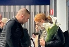 ĆANI SIN PRIREDIO IZNENAĐENJE Emotivan prizor sa aerodroma! (FOTO/VIDEO)